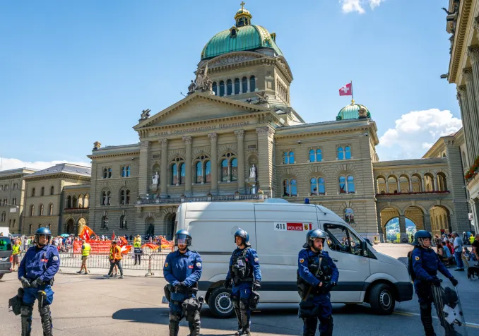 Les manifestations devant le Palais fédéral en 2020 durant la pandémie sont le fruit du durcissement du débat public. ©iStock/Julien Viry