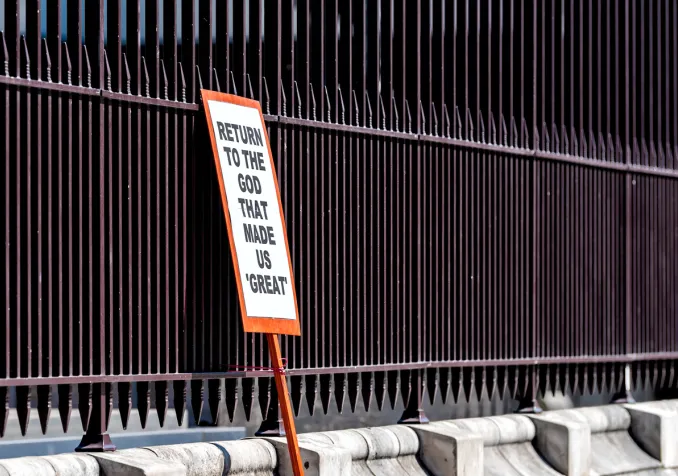 Une pancarte au centre-ville de Londres en 2021 appelant au « retour de Dieu qui a fait de nous une grande nation ». ©iStock/krblokhin