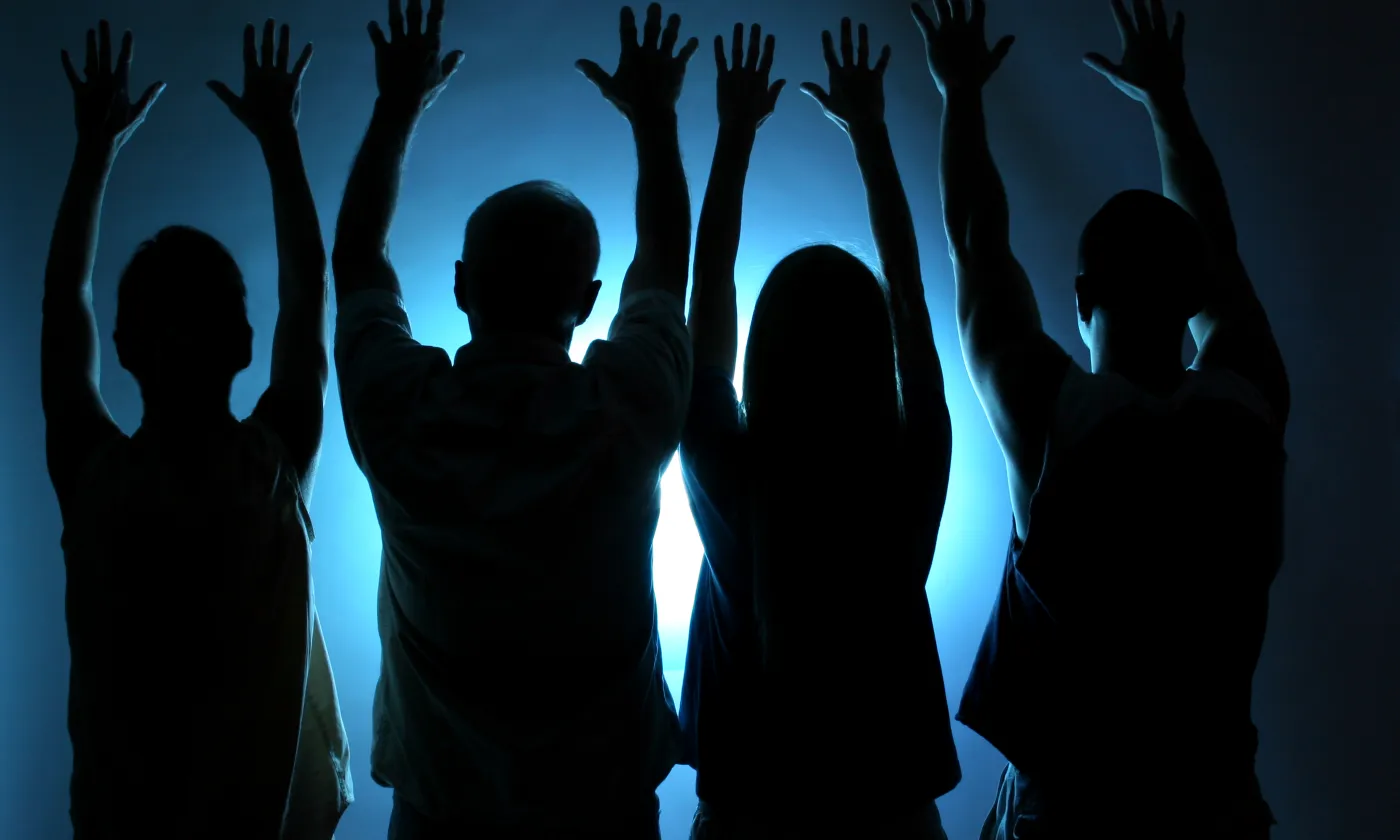 Le besoin de spiritualité, attisé par la crise sanitaire actuelle, serait-il une des causes du conspirationnisme? Dans son dernier essai, l’enseignant et chercheur en psychologie sociale à l’Université de Fribourg Pascal Wagner-Egger analyse notamment comment les complotistes se placeraient dans un genre très sérieux de «quête spirituelle».